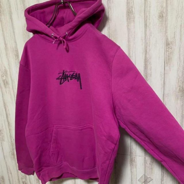 STUSSY(ステューシー)の【即完売】 正規 ステューシー 人気色 センター刺繍 ストリート パーカー 紫 メンズのトップス(パーカー)の商品写真