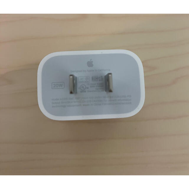 Apple(アップル)の【新品未使用】Apple 20W USB-C電源アダプタ MHJA3AM/A スマホ/家電/カメラのスマートフォン/携帯電話(バッテリー/充電器)の商品写真