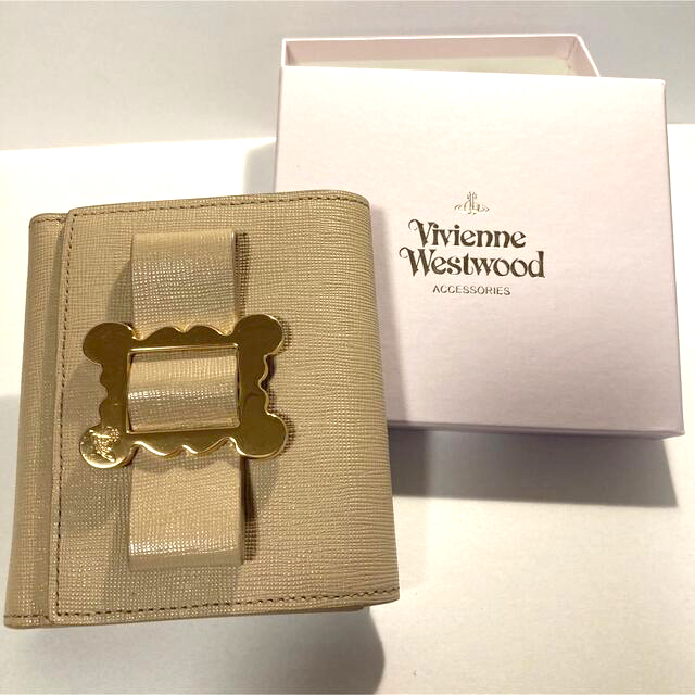 Vivienne Westwood(ヴィヴィアンウエストウッド)のVicienne westwood 三つ折り財布 ベージュ色 レディースのファッション小物(財布)の商品写真