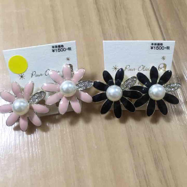 新品♡お花のでパールビジューイヤリング レディースのアクセサリー(イヤリング)の商品写真