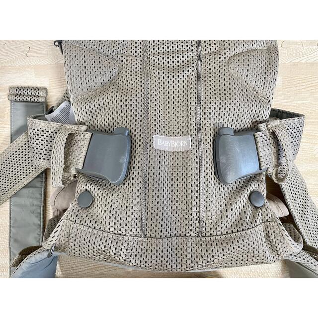 BABYBJORN(ベビービョルン)の【お値下げしました】ベビービョルン  ワンカイエアー  抱っこ紐　グレージュ キッズ/ベビー/マタニティの外出/移動用品(抱っこひも/おんぶひも)の商品写真