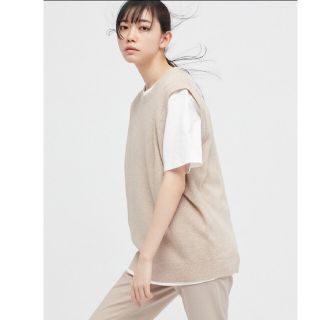 ユニクロ(UNIQLO)のユニクロ　ウォッシャブルクルーネックベスト　男女兼用Ｓサイズ　ベージュ(ベスト/ジレ)