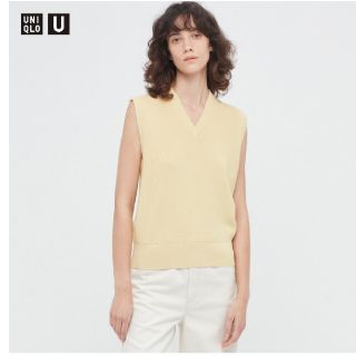 ユニクロ(UNIQLO)のユニクロＵ　ベスト　Vネック　Ｓサイズ　淡黄色ベージュ　綿100%(ベスト/ジレ)