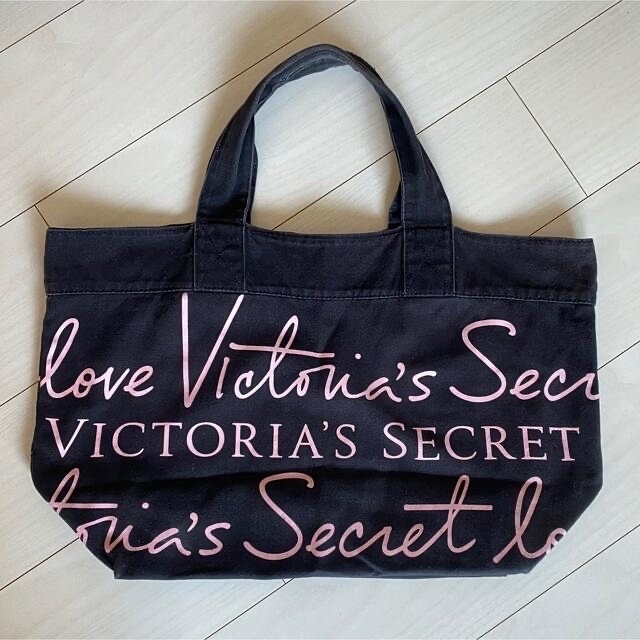 Victoria's Secret(ヴィクトリアズシークレット)のさああゆ様専用　レア海外輸入非売品　ヴィクシー　大容量トート　ロゴ全面プリント レディースのバッグ(トートバッグ)の商品写真