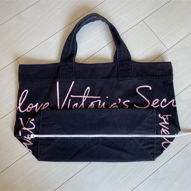 Victoria's Secret(ヴィクトリアズシークレット)のさああゆ様専用　レア海外輸入非売品　ヴィクシー　大容量トート　ロゴ全面プリント レディースのバッグ(トートバッグ)の商品写真