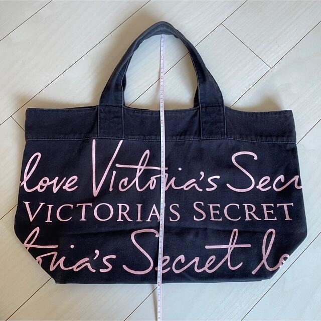 Victoria's Secret(ヴィクトリアズシークレット)のさああゆ様専用　レア海外輸入非売品　ヴィクシー　大容量トート　ロゴ全面プリント レディースのバッグ(トートバッグ)の商品写真