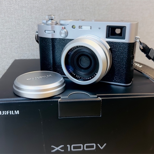 富士フイルム(フジフイルム)のFUJIFILM x100v シルバー スマホ/家電/カメラのカメラ(コンパクトデジタルカメラ)の商品写真