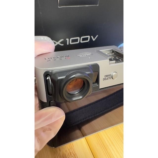 富士フイルム(フジフイルム)のFUJIFILM x100v シルバー スマホ/家電/カメラのカメラ(コンパクトデジタルカメラ)の商品写真