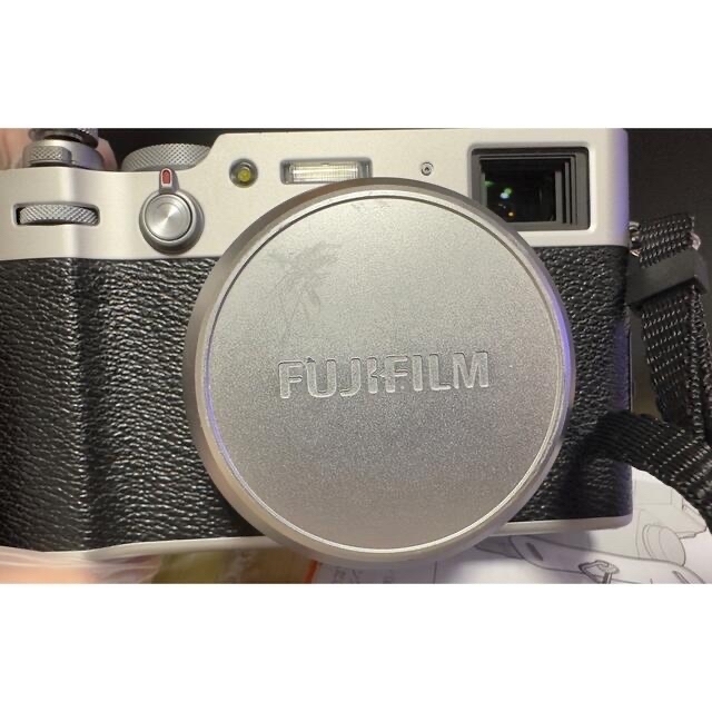 富士フイルム(フジフイルム)のFUJIFILM x100v シルバー スマホ/家電/カメラのカメラ(コンパクトデジタルカメラ)の商品写真