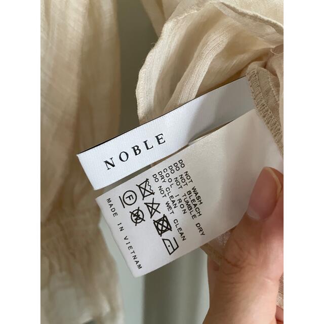 Noble(ノーブル)のNoble 袖ギャザーシアーブラウス  レディースのトップス(シャツ/ブラウス(長袖/七分))の商品写真