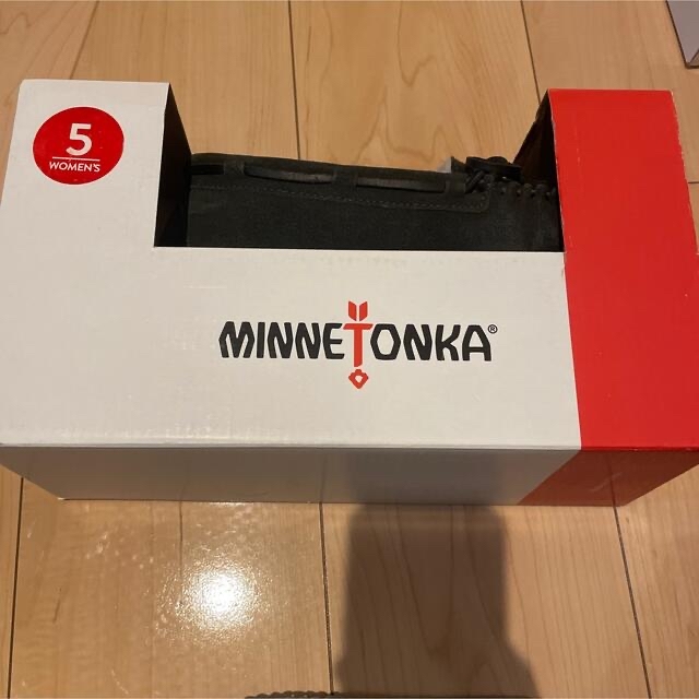Minnetonka(ミネトンカ)のミネトンカ　モカシン　グレー レディースの靴/シューズ(スリッポン/モカシン)の商品写真