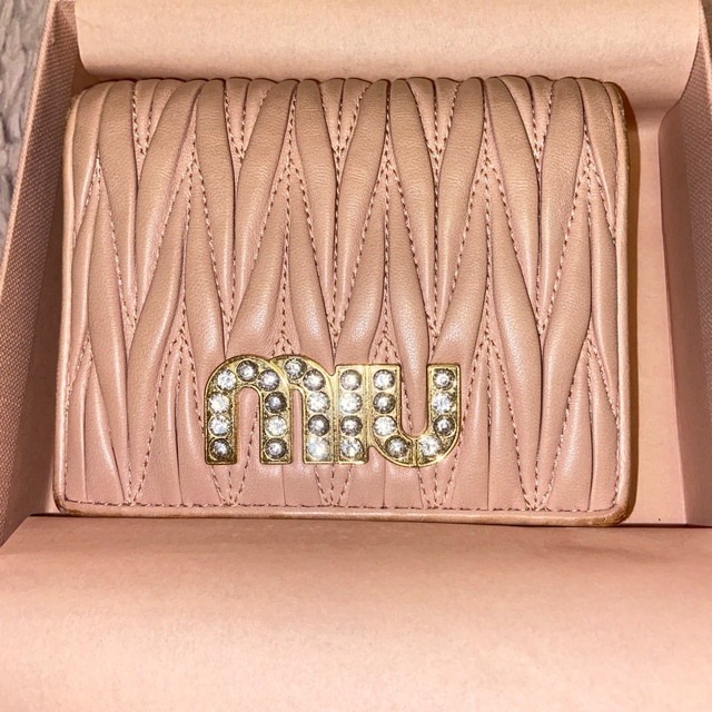 miumiu(ミュウミュウ)の正規品 miumiu マトラッセ 2つ折り財布 クリスタルビジュー レディースのファッション小物(財布)の商品写真