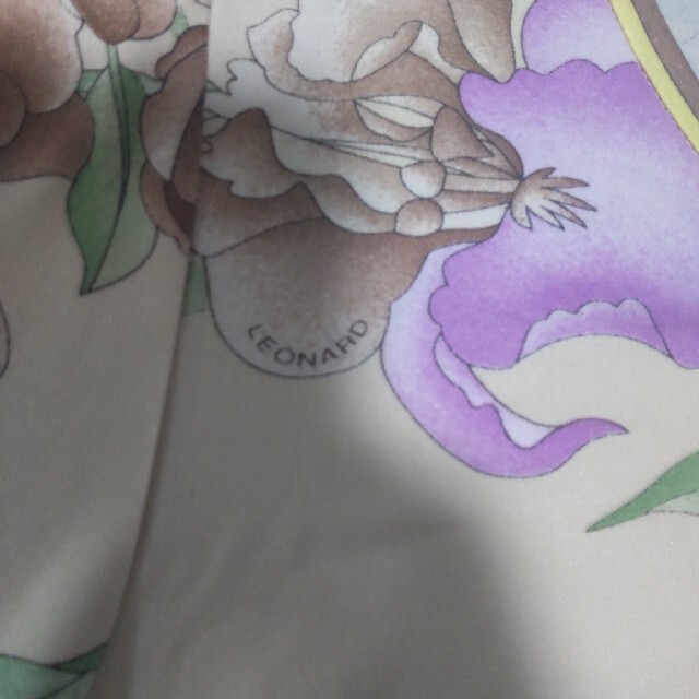 LEONARD(レオナール)のLEONARD 　訳あり長袖 カットソー 　綺麗な花柄 総柄　カンカン素材 レディースのトップス(カットソー(長袖/七分))の商品写真