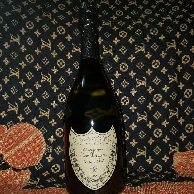 Dom Pérignon(ドンペリニヨン)のドン・ペリニヨン　2010年　ドンペリ 食品/飲料/酒の酒(シャンパン/スパークリングワイン)の商品写真