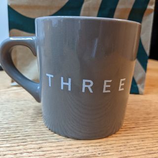 スリー(THREE)のTHREE　ノベルティマグカップ(グラス/カップ)