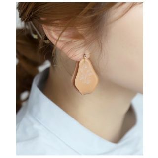 アネモネ(Ane Mone)のANEMONE インタリオのつぼみ型ピアス ベージュ アクリルピアス(ピアス)