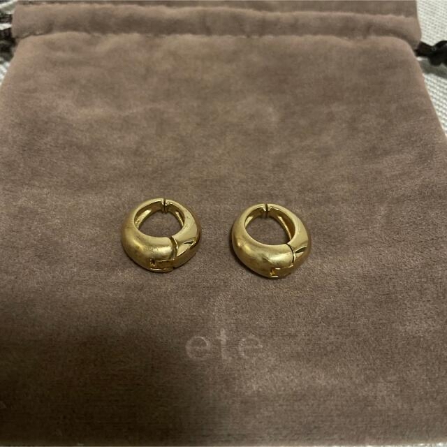 ete(エテ)のete エテ ハグイヤリング イエローゴールド レディースのアクセサリー(イヤリング)の商品写真