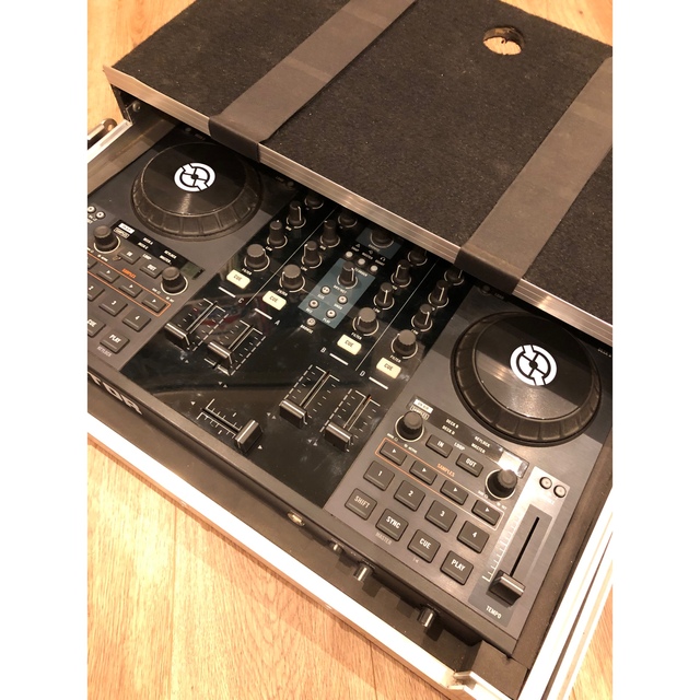 中古品NATIVE INSTRUMENTS TRAKTOR KONTROL S4 楽器のDJ機器(DJコントローラー)の商品写真