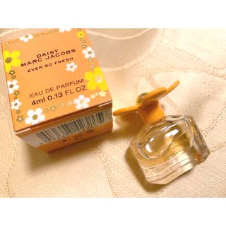 マークジェイコブス(MARC JACOBS)の新品☆マークジェイコブス　DAISY EVER SO FRESH ミニサイズ(香水(女性用))