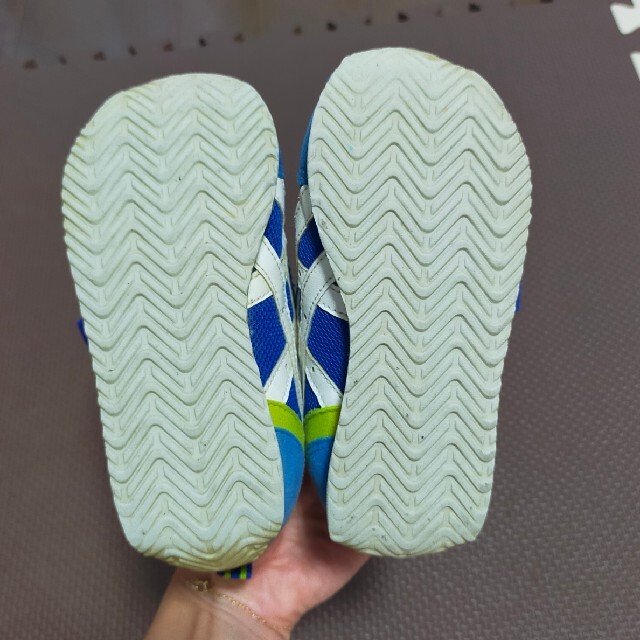 asics(アシックス)のアシックス スニーカー キッズ/ベビー/マタニティのキッズ靴/シューズ(15cm~)(スニーカー)の商品写真