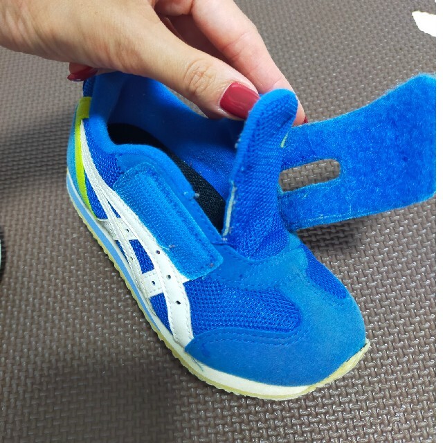 asics(アシックス)のアシックス スニーカー キッズ/ベビー/マタニティのキッズ靴/シューズ(15cm~)(スニーカー)の商品写真