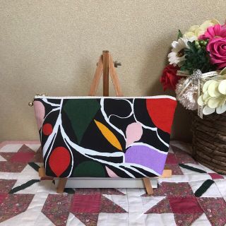 マリメッコ(marimekko)のマリメッコ  生地　ハンドメイドTalvipalatsi  18㌢マチ付きポーチ(ポーチ)