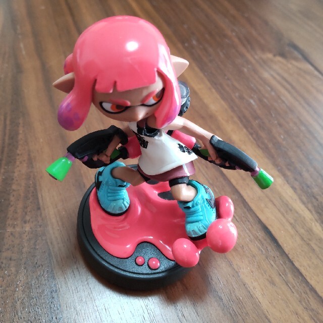 任天堂(ニンテンドウ)のスプラトゥーン イカ ガール ネオンピンク amiibo エンタメ/ホビーのフィギュア(ゲームキャラクター)の商品写真