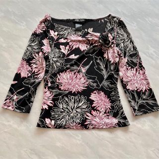 ビーシービージーマックスアズリア(BCBGMAXAZRIA)のエレガント　BCBG PARIS ストレッチカットソー　七分袖　コサージュ　S(カットソー(長袖/七分))