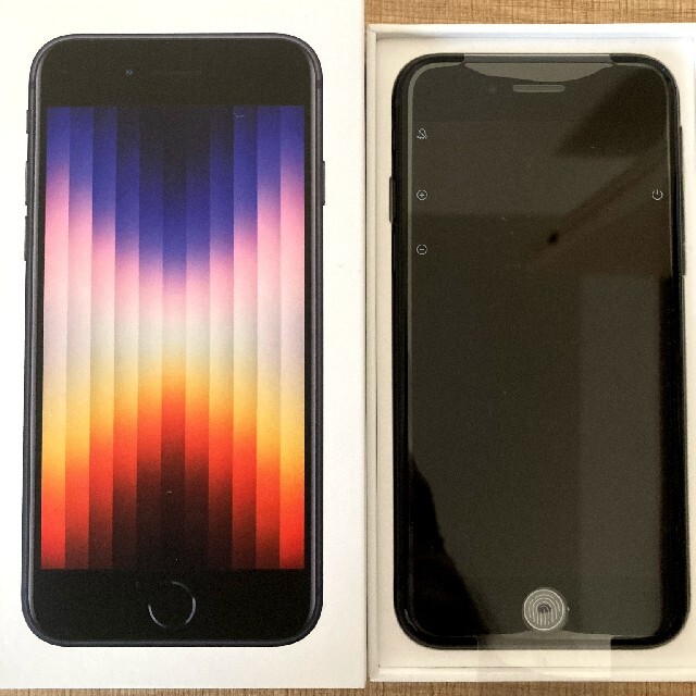 Apple(アップル)の【最終価格】新品 iPhone SE 第3世代 黒 ミッドナイト スマホ/家電/カメラのスマートフォン/携帯電話(スマートフォン本体)の商品写真