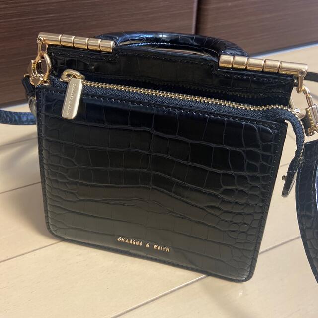 Charles and Keith - ミニクロックエフェクトエンベロープバッグの通販