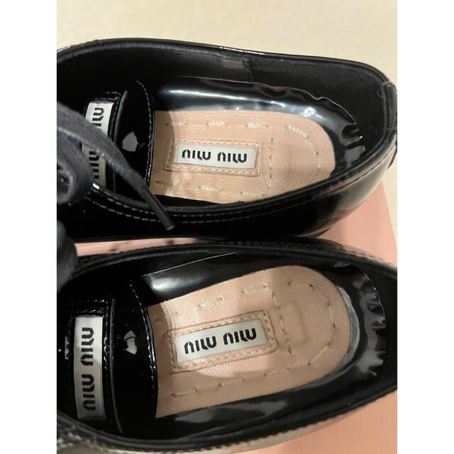 miumiu(ミュウミュウ)の難あり　ミュウミュウ  エナメル　ビジュー パンプス　23.5 黒 レディースの靴/シューズ(スニーカー)の商品写真