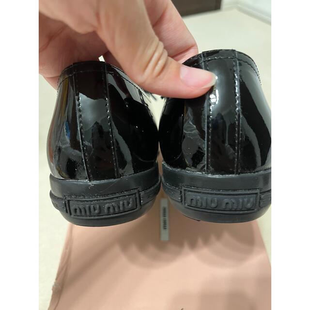 miumiu(ミュウミュウ)の難あり　ミュウミュウ  エナメル　ビジュー パンプス　23.5 黒 レディースの靴/シューズ(スニーカー)の商品写真