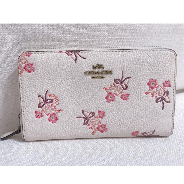 COACH(コーチ)の【SALE】COACH　花柄（花束）ラメ　ホワイト　二つ折り財布 レディースのファッション小物(財布)の商品写真