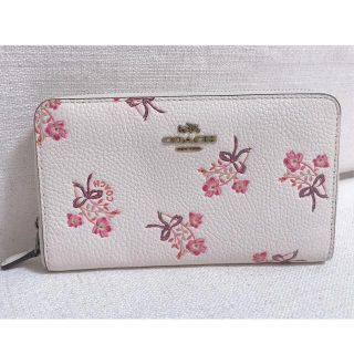 コーチ(COACH)の【SALE】COACH　花柄（花束）ラメ　ホワイト　二つ折り財布(財布)