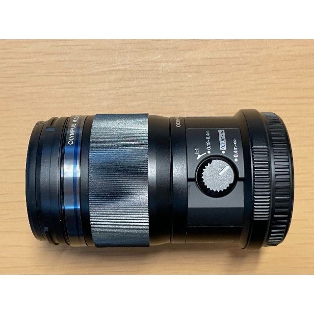 OLYMPUS(オリンパス)のM.ZUIKO DIGITAL ED 60mm F2.8 Macro フード付き スマホ/家電/カメラのカメラ(レンズ(単焦点))の商品写真