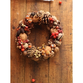 秋深まるꎺ⠜色づくバラの実の木の実のリース　ベリーとナッツ雑貨と飾る秋冬リース