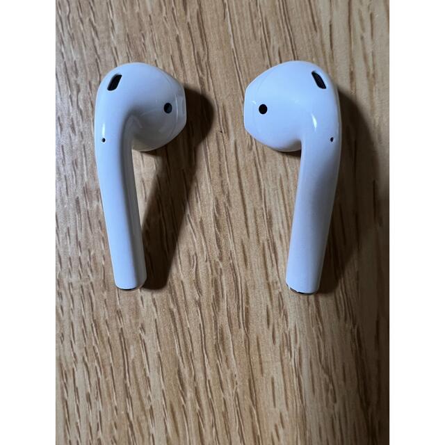 Apple(アップル)のAirPods with Charging Case 第2世代　箱＋付属品付き スマホ/家電/カメラのオーディオ機器(ヘッドフォン/イヤフォン)の商品写真