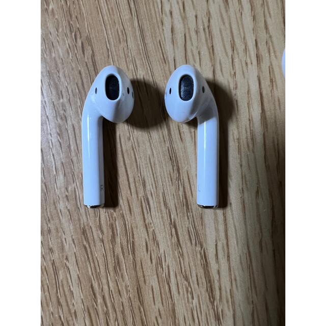 Apple(アップル)のAirPods with Charging Case 第2世代　箱＋付属品付き スマホ/家電/カメラのオーディオ機器(ヘッドフォン/イヤフォン)の商品写真