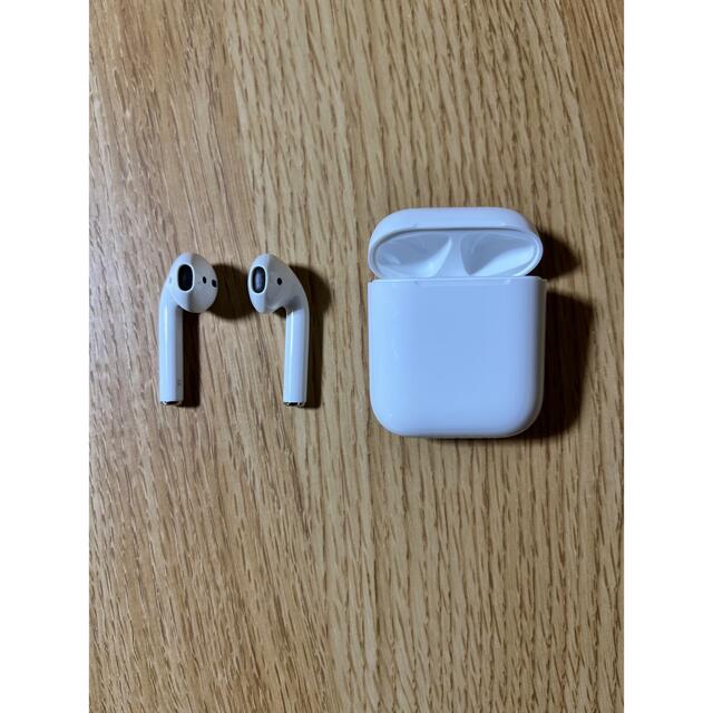 Apple(アップル)のAirPods with Charging Case 第2世代　箱＋付属品付き スマホ/家電/カメラのオーディオ機器(ヘッドフォン/イヤフォン)の商品写真