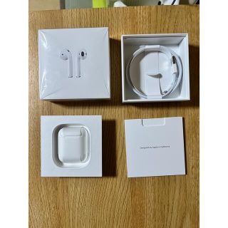 アップル(Apple)のAirPods with Charging Case 第2世代　箱＋付属品付き(ヘッドフォン/イヤフォン)