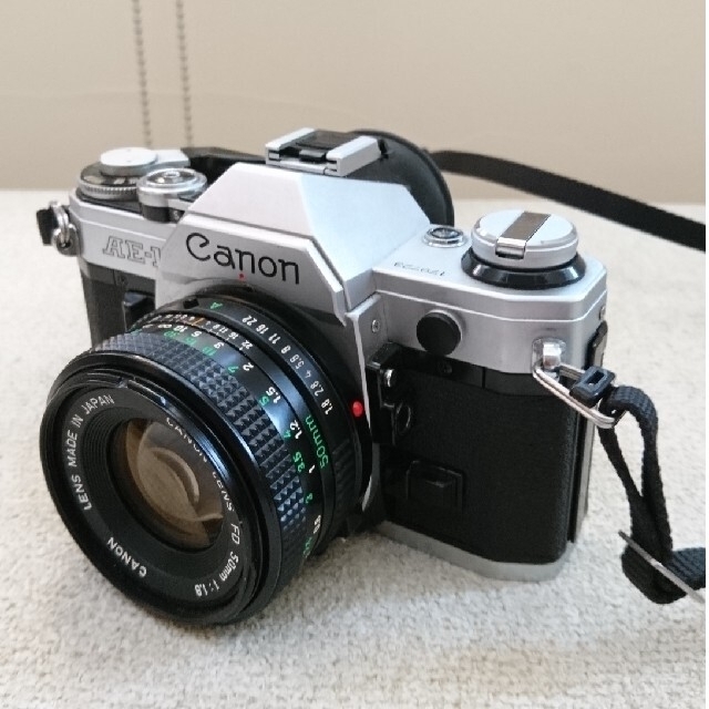 Canon(キヤノン)のnico様専用 キャノン Canon AE-1 レンズ・ストロボ・使用説明書付 スマホ/家電/カメラのカメラ(フィルムカメラ)の商品写真