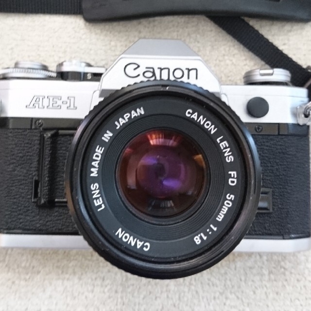 Canon(キヤノン)のnico様専用 キャノン Canon AE-1 レンズ・ストロボ・使用説明書付 スマホ/家電/カメラのカメラ(フィルムカメラ)の商品写真