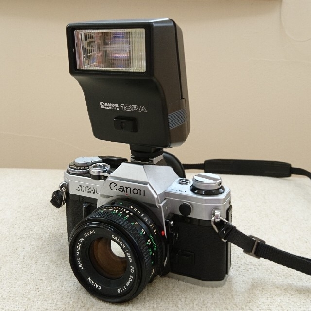 Canon(キヤノン)のnico様専用 キャノン Canon AE-1 レンズ・ストロボ・使用説明書付 スマホ/家電/カメラのカメラ(フィルムカメラ)の商品写真