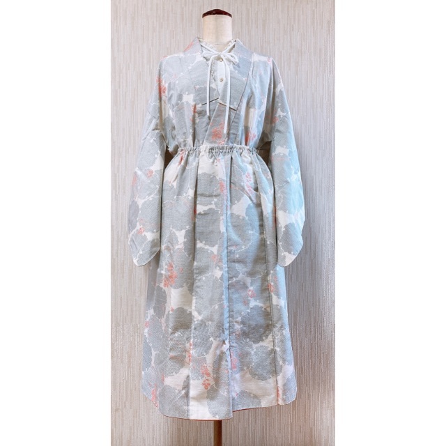 展示品 ◇着物リメイク◇ ドッキングワンピース ホワイトグレー 帯ベルト付き 展示品 ◇着物リメイク◇ ドッキングワンピース ホワイトグレー 帯ベルト付き
