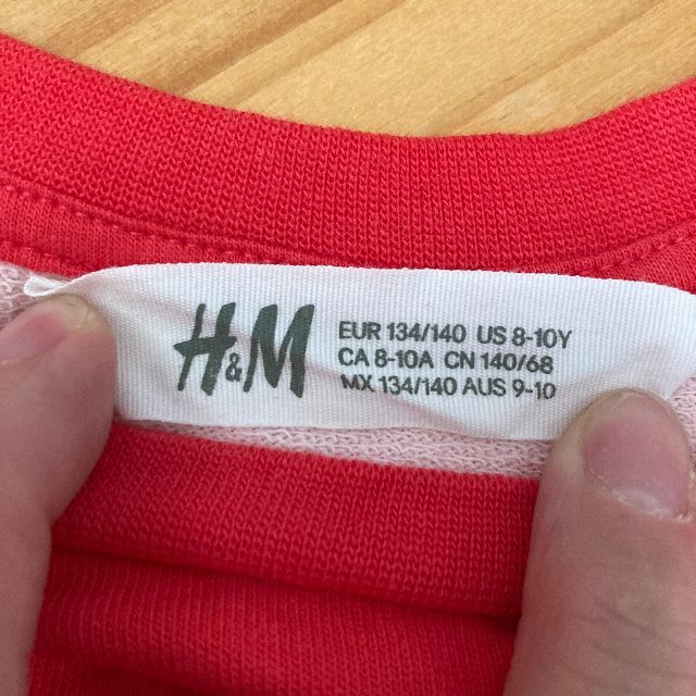 H&M(エイチアンドエム)の【値下げ中！】H&M　ビッグロゴトップス　サイズ140 キッズ/ベビー/マタニティのキッズ服女の子用(90cm~)(Tシャツ/カットソー)の商品写真