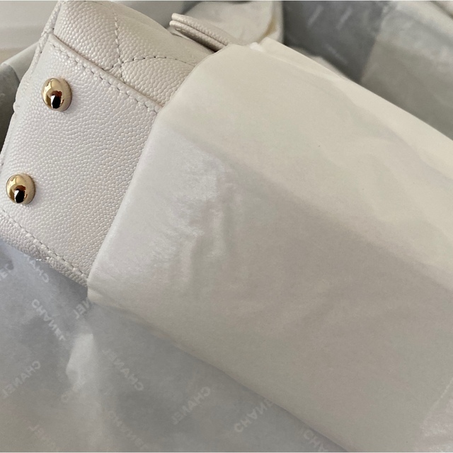CHANEL(シャネル)の新品 2022☆シャネル☆ココハンドル ホワイト×ゴールド XS キャビアスキン レディースのバッグ(ハンドバッグ)の商品写真