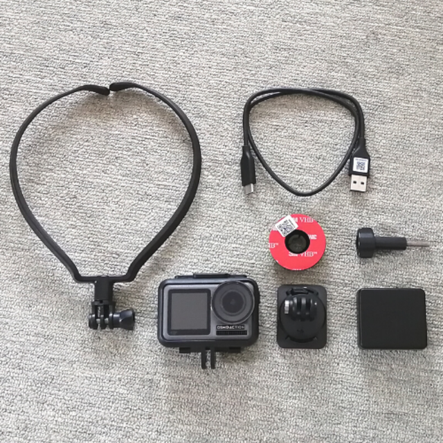 【美品】DJI OSMO ACTION オズモ アクション／ネックマウント付属 スマホ/家電/カメラのカメラ(ビデオカメラ)の商品写真