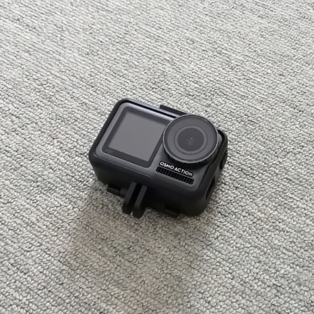 【美品】DJI OSMO ACTION オズモ アクション／ネックマウント付属 スマホ/家電/カメラのカメラ(ビデオカメラ)の商品写真