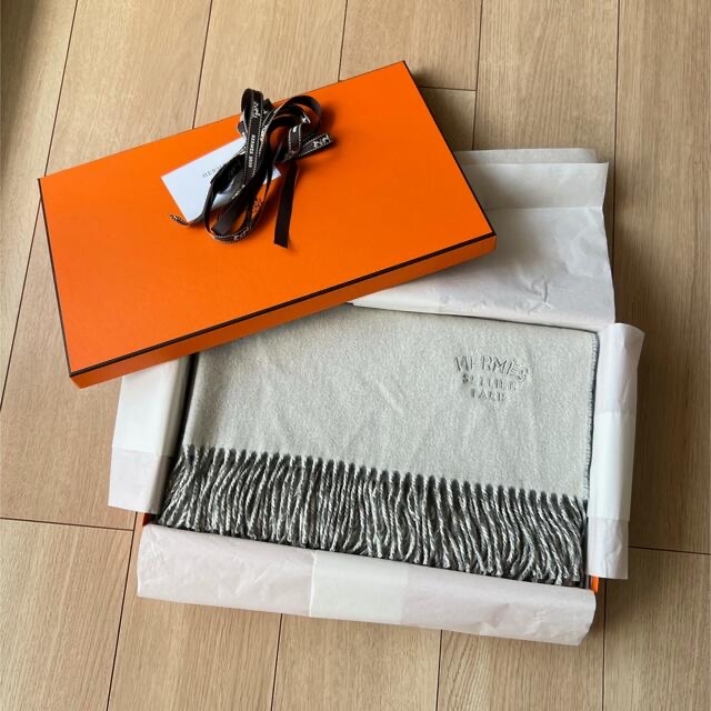 Hermes(エルメス)のHERMESエルメス ダブルフェイス カシミヤ 大判ストール グレー×ホワイト ハンドメイドのファッション小物(マフラー/ストール)の商品写真