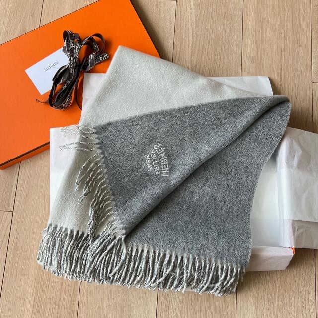 Hermes(エルメス)のHERMESエルメス ダブルフェイス カシミヤ 大判ストール グレー×ホワイト ハンドメイドのファッション小物(マフラー/ストール)の商品写真